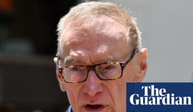 Australia should reconsider alliance with ‘fiercely unpredictable’ US, former foreign ministers say | Australian foreign policy