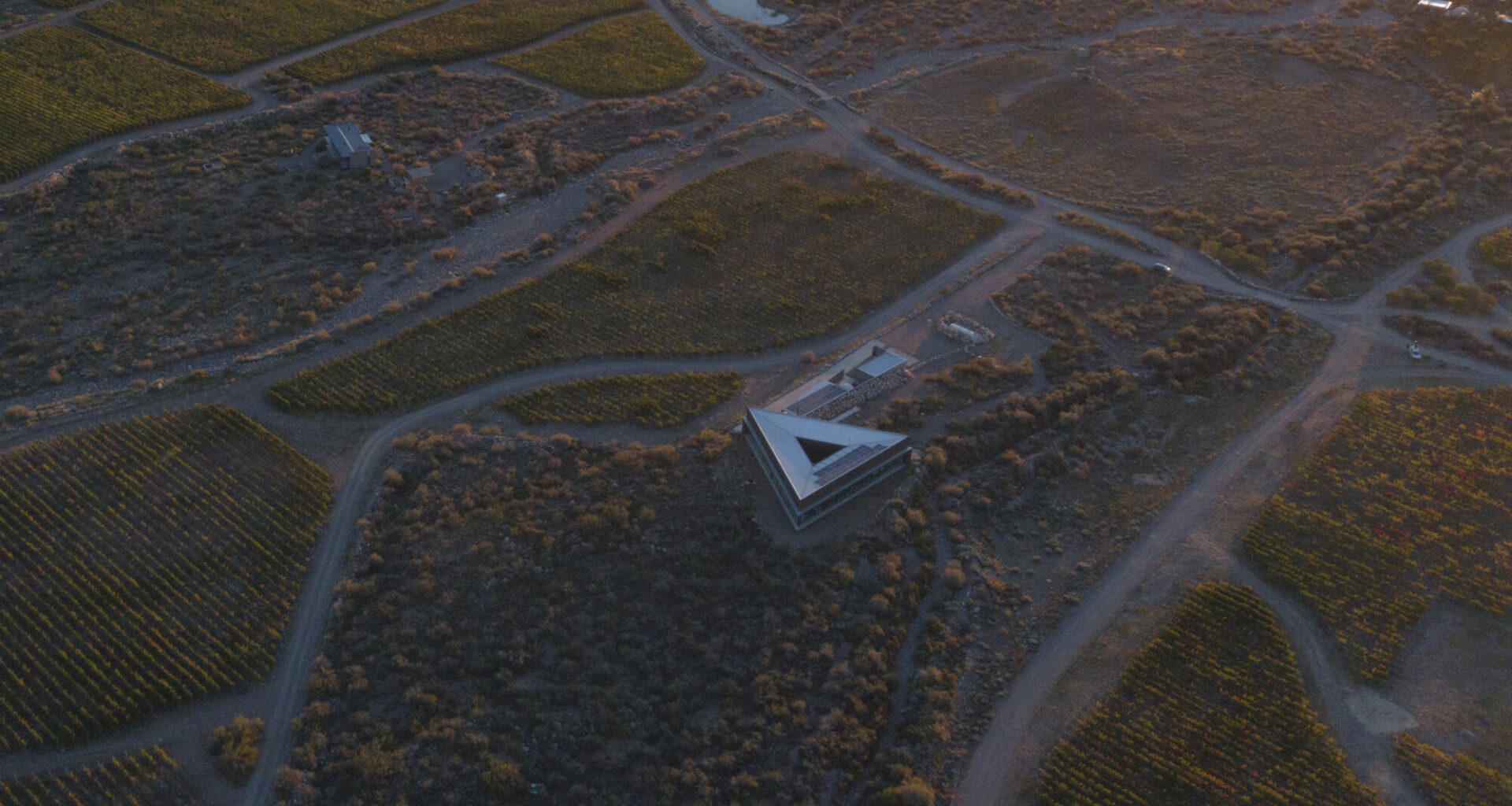 Santos Spirits Distillery / Valeria Moreno