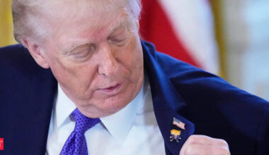 US current account deficit contracts sharply in the third quarter