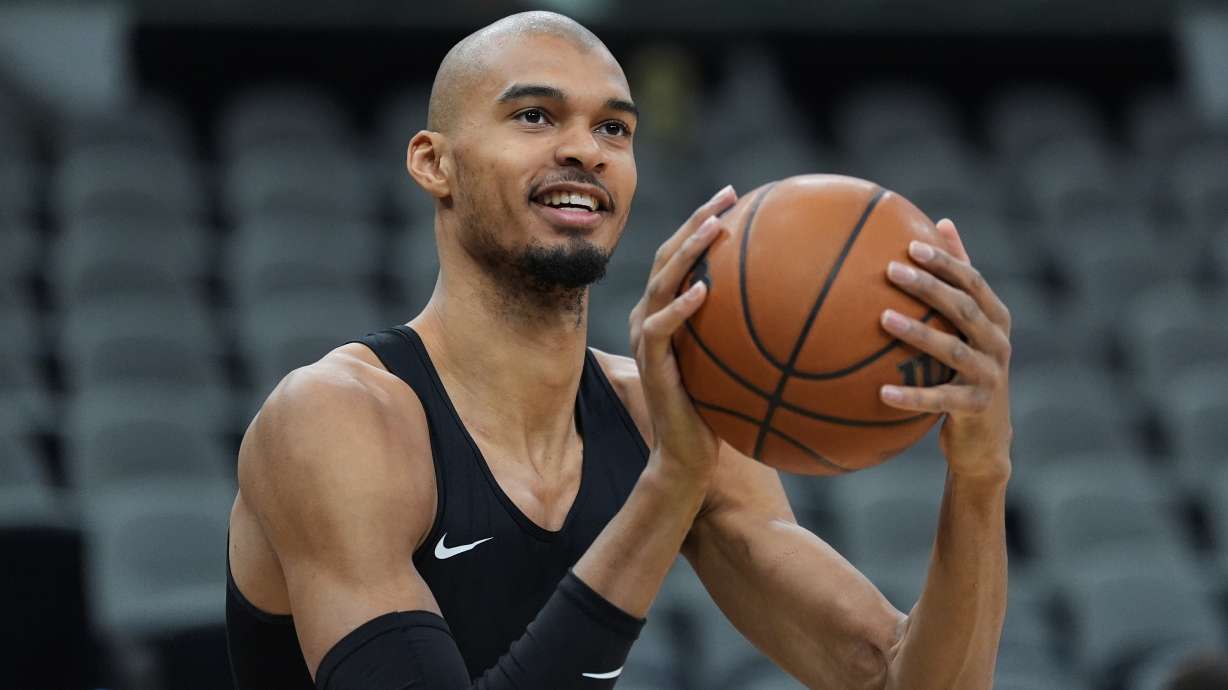 Wembanyama shaves head, shines brightly in leading Spurs past Antetokounmpo, Bucks