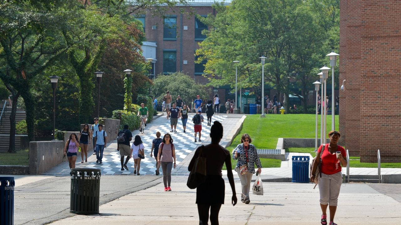 Mobile sports betting addiction has risen among LI's youth. Schools are fighting back.