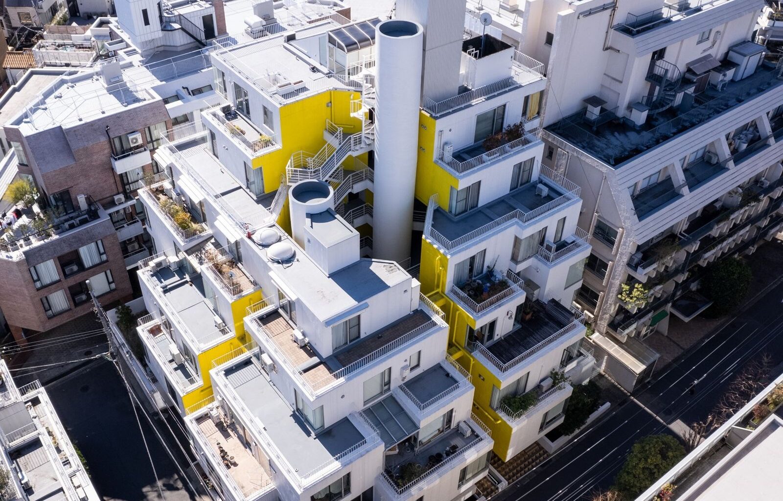 A Wavy Wall Mellows Out the Strict Grid of This ’70s Tokyo Apartment