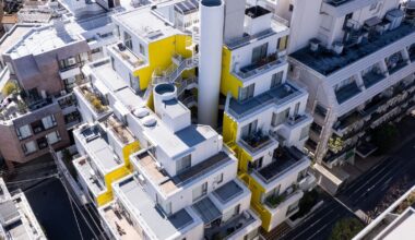 A Wavy Wall Mellows Out the Strict Grid of This ’70s Tokyo Apartment