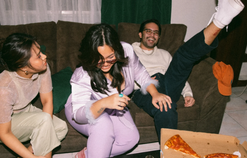 teens, teen house, teens hanging out, teens having fun, teenagers