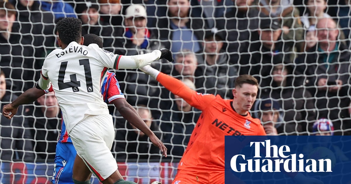 Estêvão and Fernández power Chelsea past Crystal Palace as Wharton sees red | Premier League