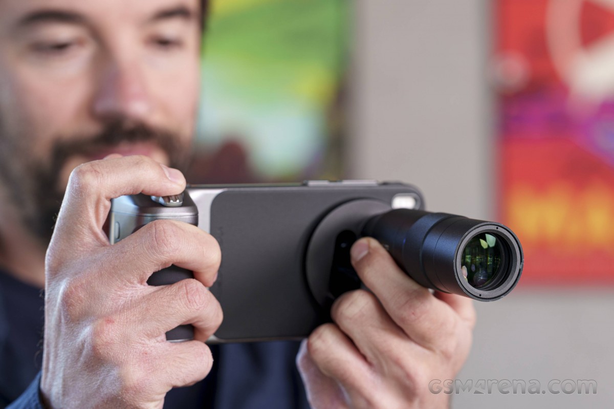 The vivo X300 Pro and its teleconverter