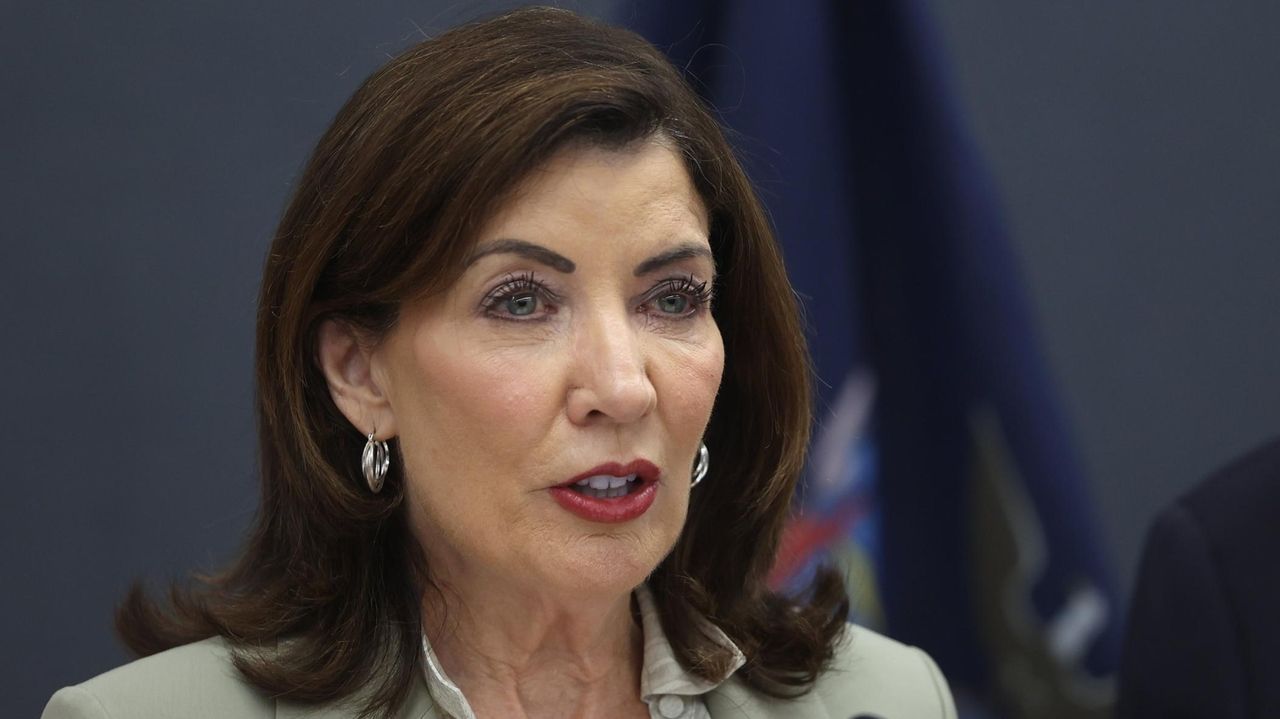 Hochul calls for ban on local cooperation agreements with federal deportation program