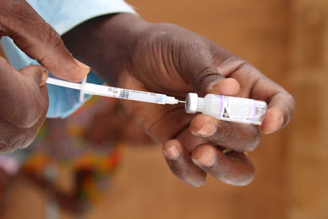 22 March 2018, Mali, Mopti: A health centre worker in Mali prepares to inject a vaccination that protects against five diseases: diptheria, tetanus, meningitis, pertussis and hepatitis B. Photo: Juergen Baetz/dpa