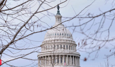 US government shuts down but quick resolution expected