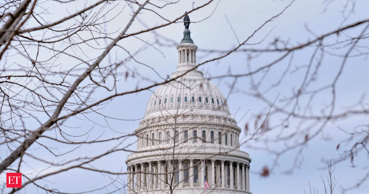 US government shuts down but quick resolution expected