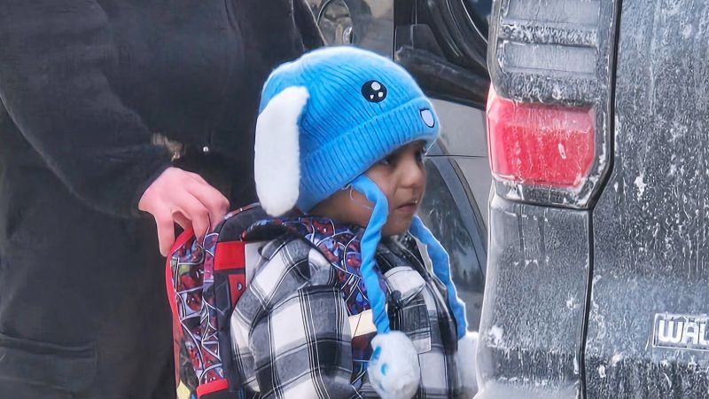 Liam Ramos: Judge orders 5-year-old and his father be released from immigration detention