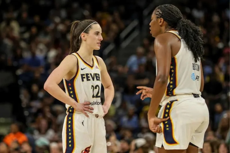 Chicago, USA, June 23, 2024: Caitlin Clark 22 Indiana Fever speaks with Aliyah Boston 7 Indiana Fever during the game between the Chicago Sky and Indiana Fever on Sunday June 23, 2024 at Wintrust Arena, Chicago, USA. NO COMMERCIAL USAGE Shaina Benhiyoun/SPP PUBLICATIONxNOTxINxBRAxMEX Copyright: xShainaxBenhiyoun/SPPx spp-en-ShBe-8P6A8511