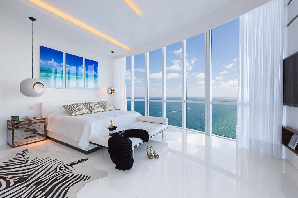 Meanwhile, many once-red-hot Sunbelt magnets (including Miami, Orlando, Tampa and Houston) have cooled sharply, with some shifting into outright domestic out-migration, as post-pandemic “flight to affordability” dynamics fade. coralimages – stock.adobe.com