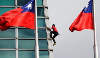 American rock climber Alex Honnold reaches top of Taipei 101 skyscraper without ropes