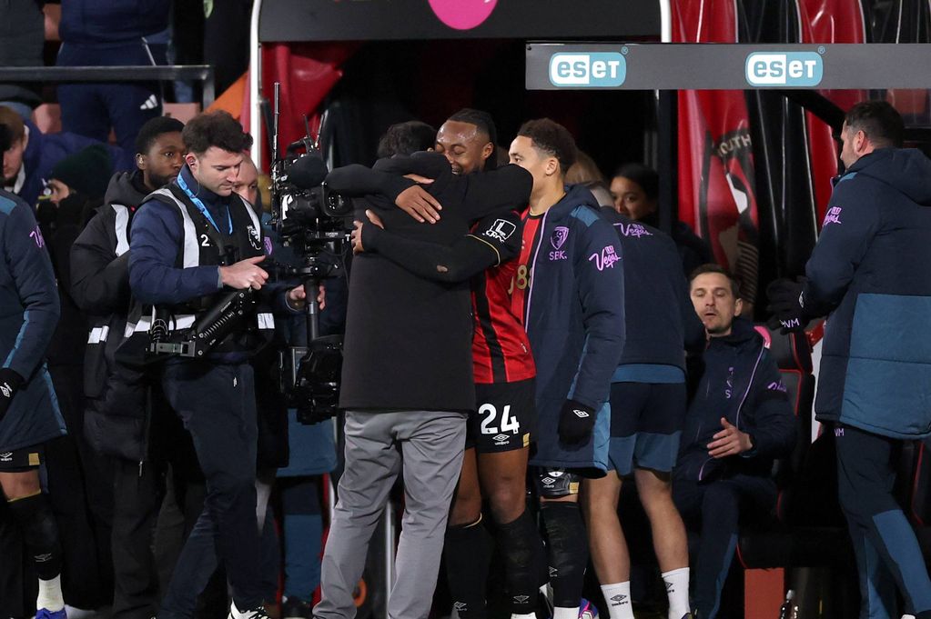Andoni Iraola and Antoine Semenyo embrace after the Premier League match between Bournemouth and Tottenham Hotspur