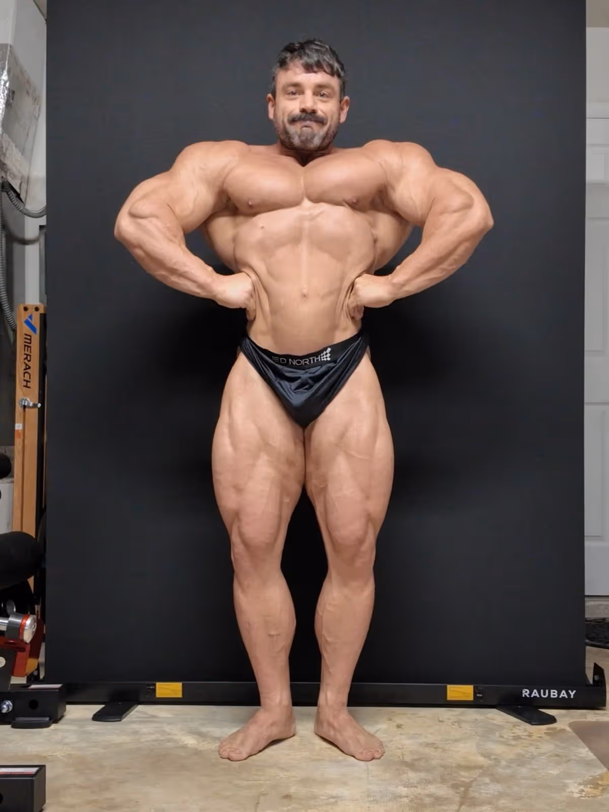 Jason Lowe flexing his lat muscles