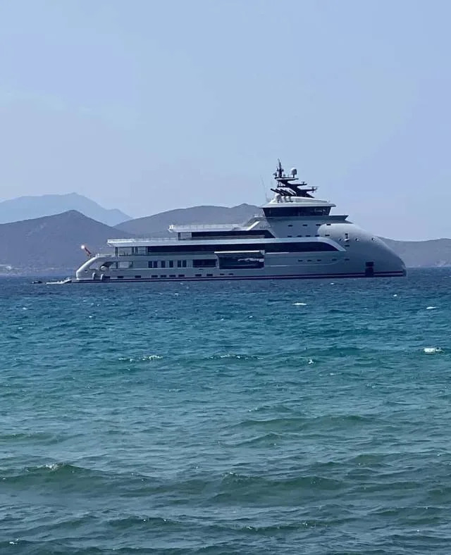 One Redditor sparked a heated conversation after sharing an image of the Olivia O yacht, known for its polarizing appearance.