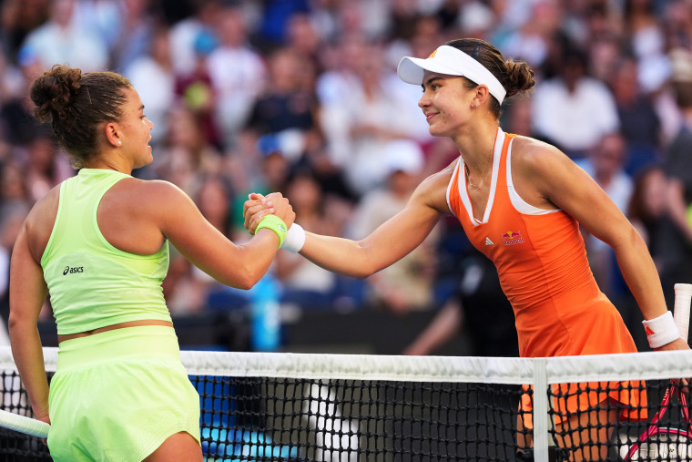  Jasmine Paolini, left, and Iva Jovic at the Australian Open tennis championship in Melbourne on Friday.