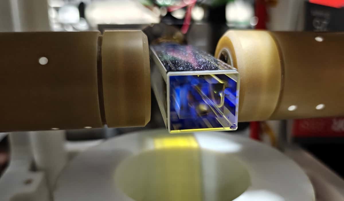 Einstein’s recoiling slit experiment realized at the quantum limit – Physics World