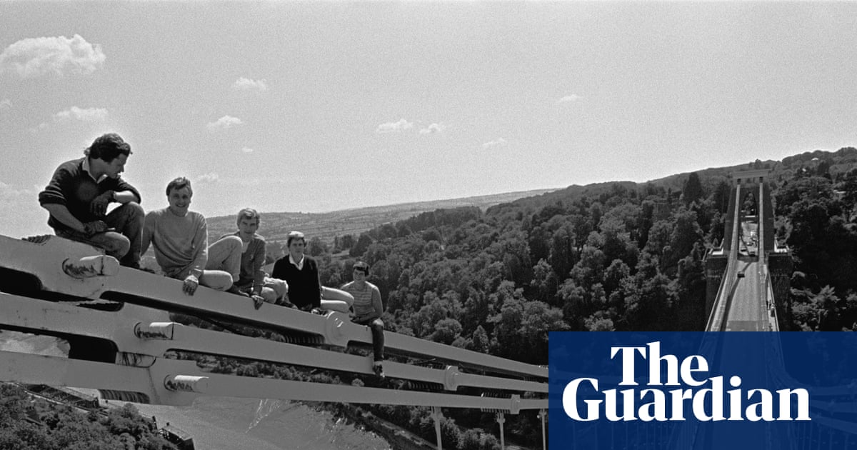 Don’t look down! Lightbulb-changers on Clifton Suspension Bridge: Beezer’s best photograph | Photography