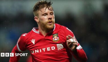 Andy Cannon running on the pitch making a big effort for Wrexham during a match