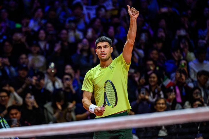Carlos Alcaraz of Spain gives the crowd a thumbs up after winning against Jannik Sinner of Italy during the Hyundai Card Super Match in Incheon, Saturday. Korea Times photo by Shim Hyun-chul