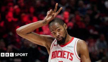 Kevin Durant makes a 'V' sign with his fingers above his head