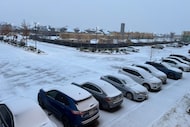 Autos y aceras bajo el hielo y la nieve en un complejo de apartamentos en Celina el 24 de...