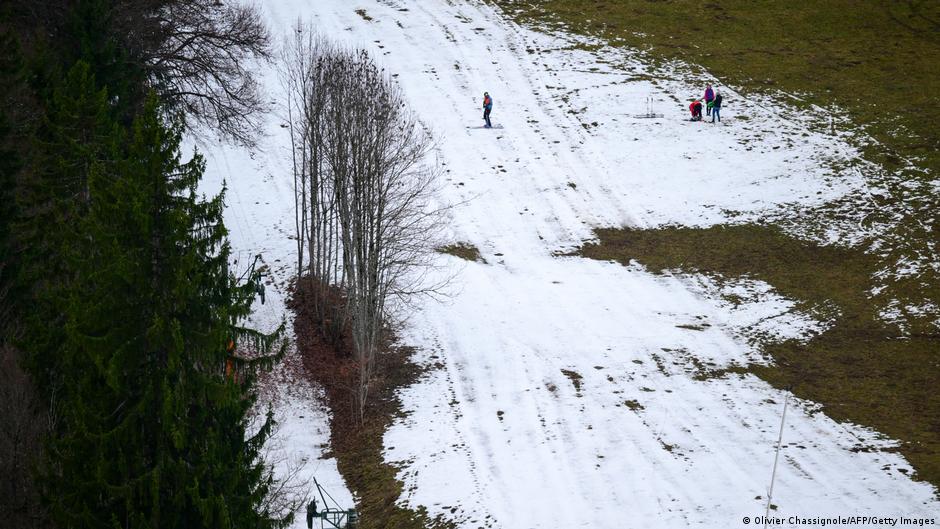 Climate change leaves ski slopes skimpy across Europe – DW – 12/27/2025