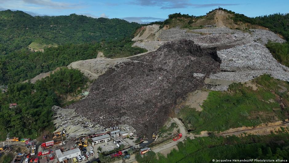Dozens missing after deadly landfill collapse – DW – 01/09/2026