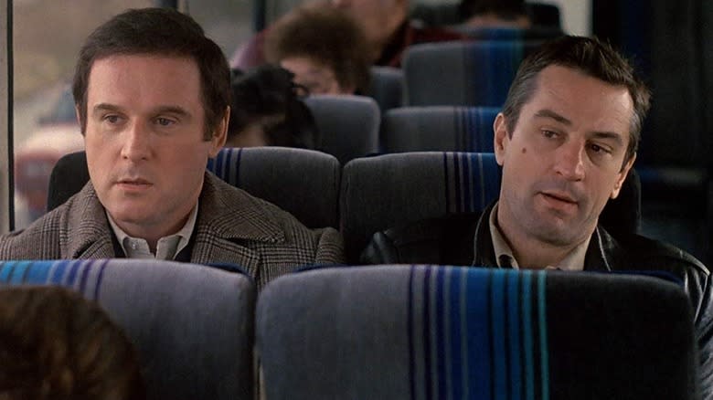 Charles Grodin as Mardukas and Robert De Niro as Walsh, on the bus in Midnight Run