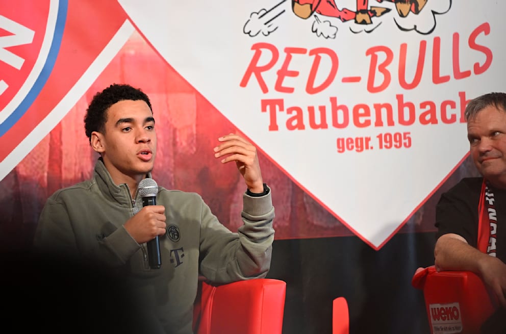 Bayern-Star Jamal Musiala (22) beim Besuch des Fanklubs Red-Bulls Taubenbach am Sonntag in Simbach a. Inn