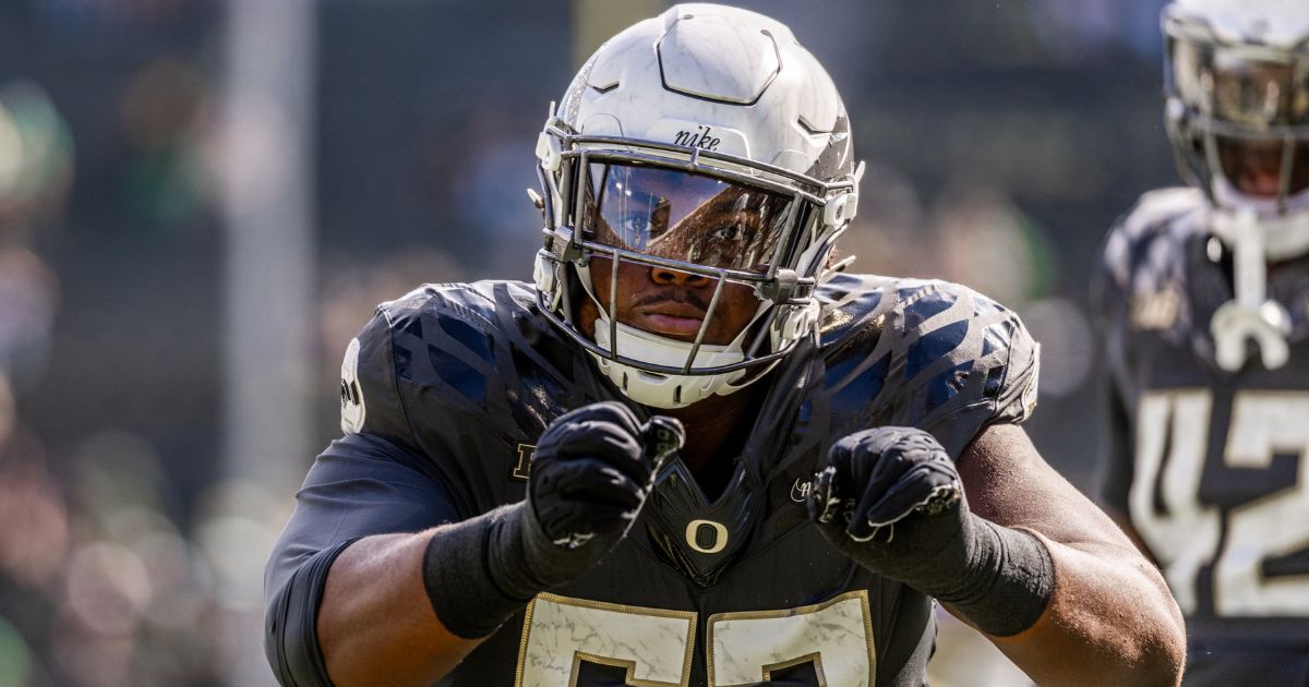 Oregon Ducks defensive lineman Xadavien Sims (88)