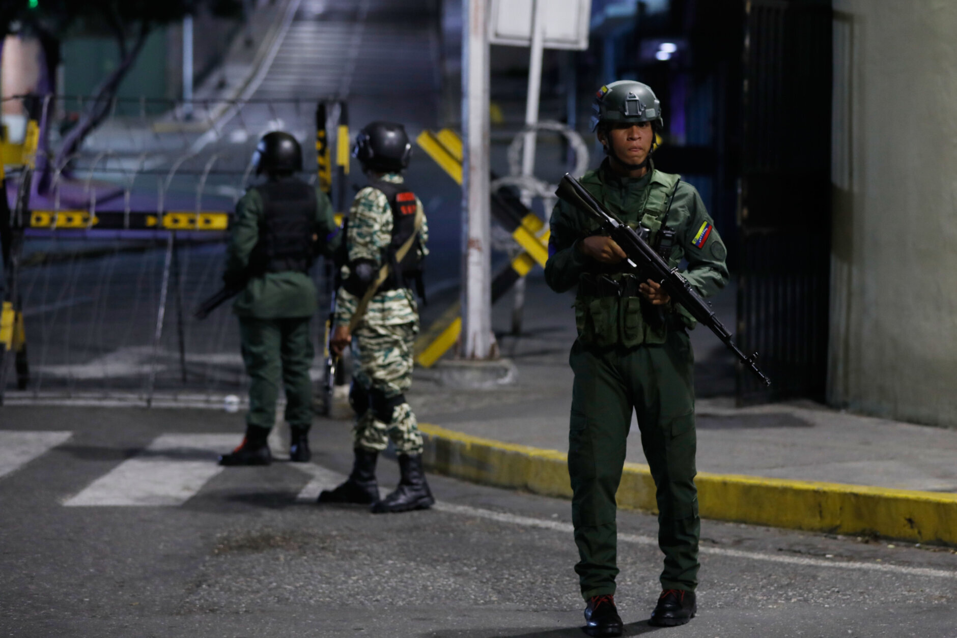 Soldiers guard Venezuela's Miraflores' presidential palace