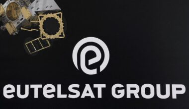 Starlink rival Eutelsat orders 340 OneWeb satellites from Airbus