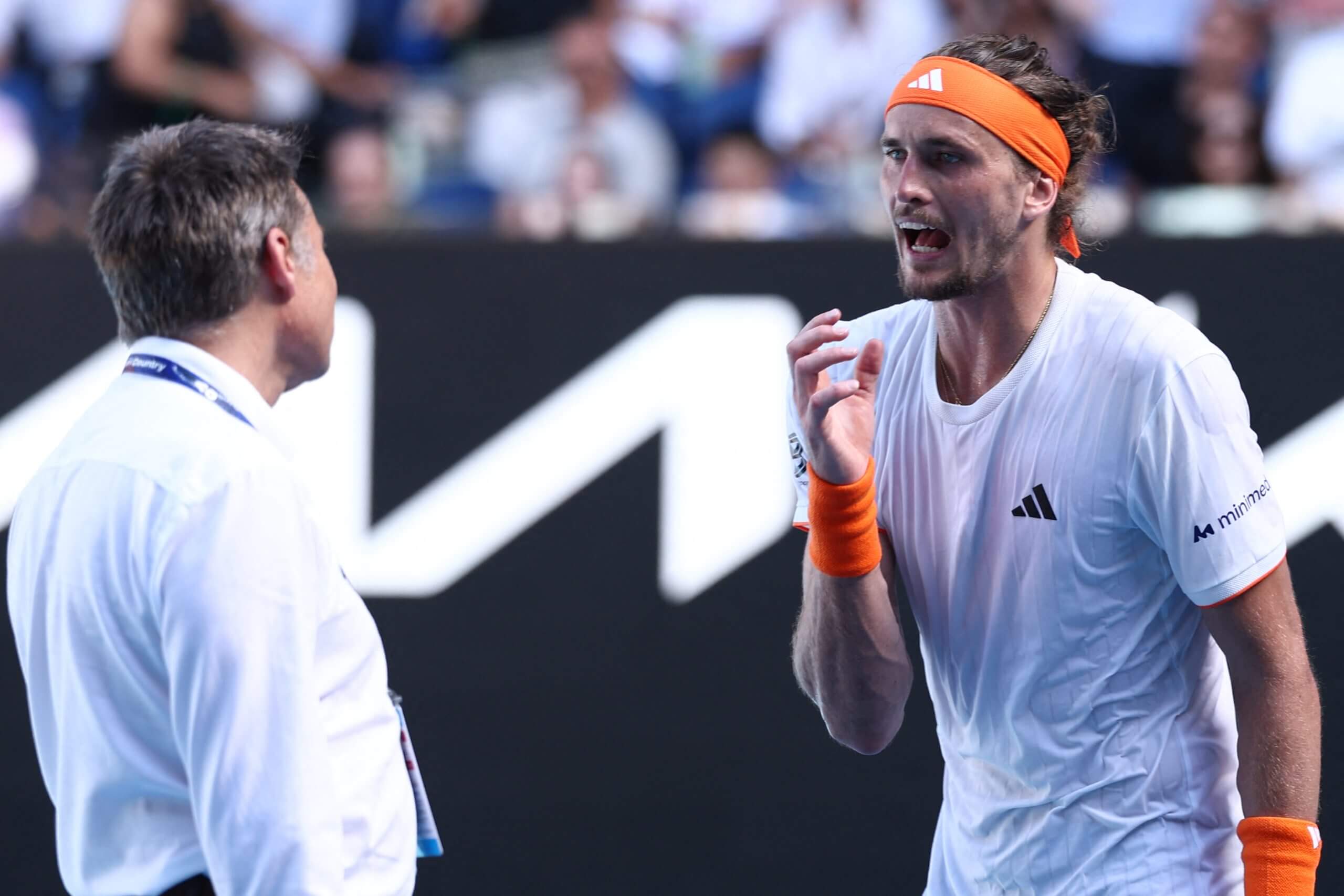 Alexander Zverev (right) argues with a male tournament official (left).