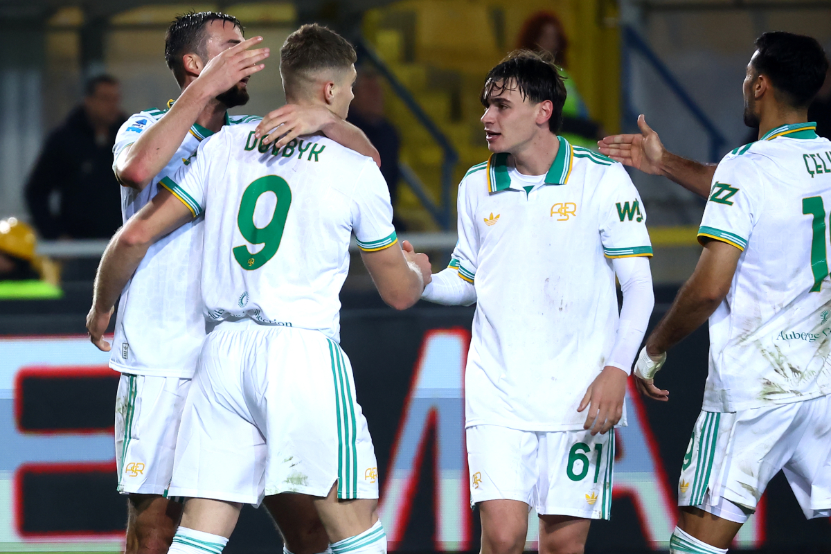 LECCE, ITALY - JANUARY 06: Artem Dobvyk of AS Roma celebrates with their teammates after scoring his team's second goal during the Serie A match between US Lecce and AS Roma at Stadio Via del Mare on January 06, 2026 in Lecce, Italy. (Photo by Maurizio Lagana/Getty Images)