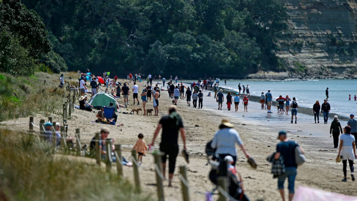 Long Bay closed to cars as people on North Shore flock to the beach amid soaring temperatures