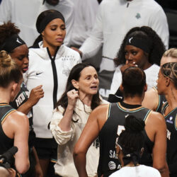 New York Liberty head coach Sandy Brondello briefs players during a WNBA basketball game against the Las Vegas Aces in New York, Saturday, May 17, 2025. Liberty won 92-78. (AP Photo/Vera Nieuwenhuis)