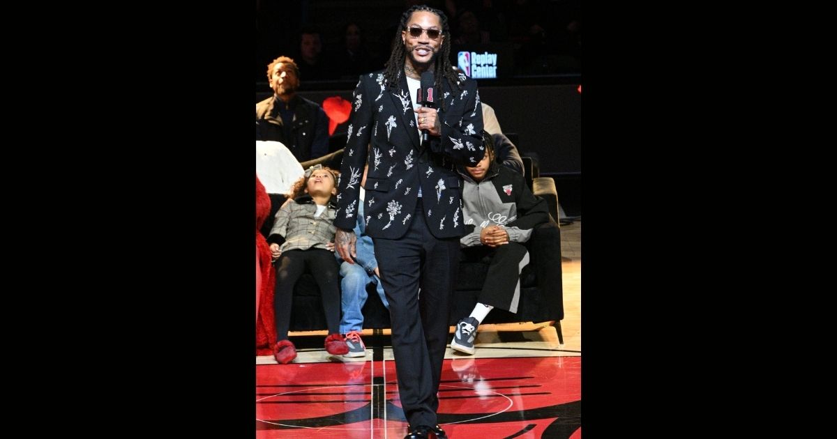 Derrick Rose’s No. 1 rises to the rafters as Chicago honors one of its own