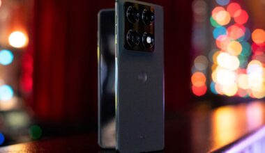 Motorola’s first book-style fold debuts