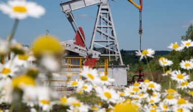 Oil dips as investors assess Iran supply, Venezuelan export resumption