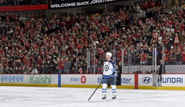 Blackhawks fans give Jonathan Toews 3-minute ovation in return to Chicago