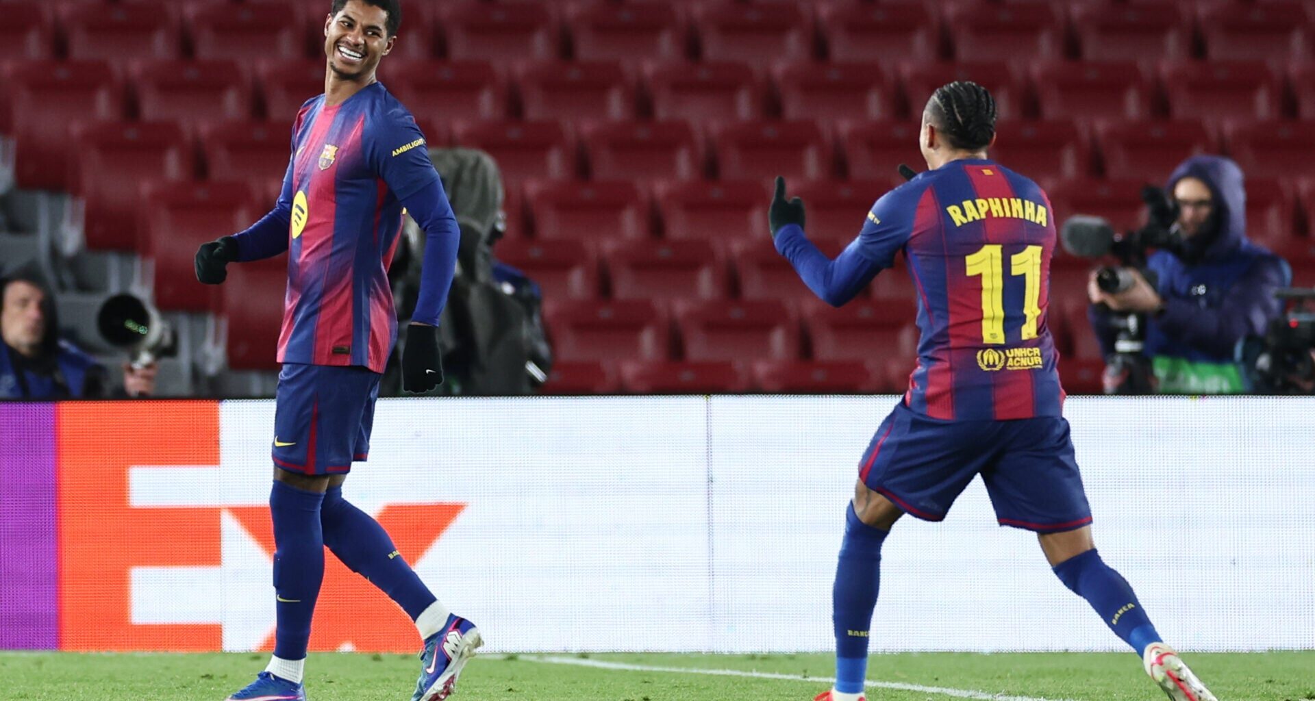 Marcus Rashford free kick helps Barcelona secure spot in Champions League last 16
