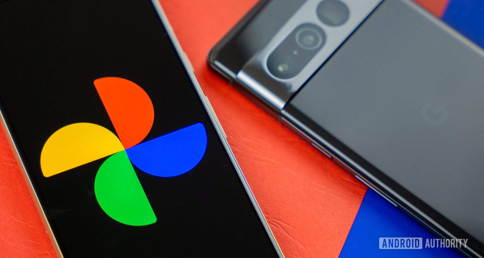 Google Photos logo on smartphone next to other devices and picture frame Stock photo 4
