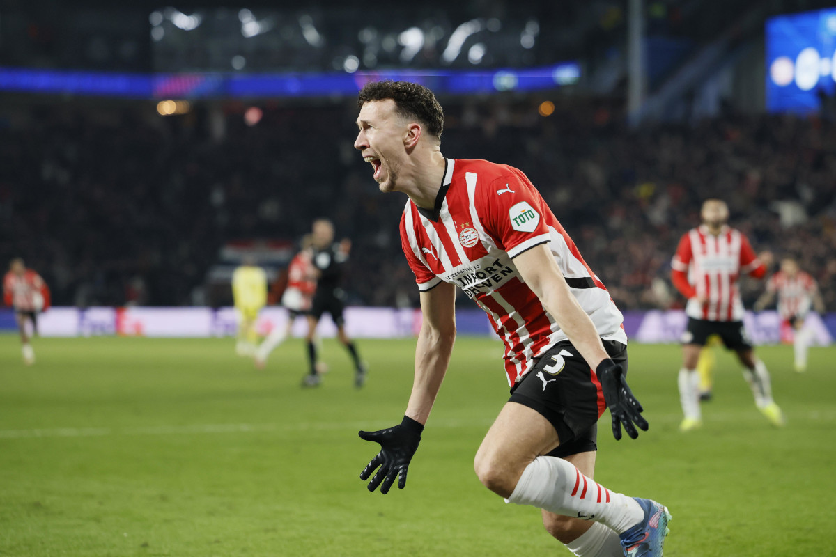 epa11908588 Ivan Perisic of PSV Eindhoven celebrates the 1-0 lead during the UEFA Champions League knockout phase play-offs 2nd leg soccer match between PSV Eindhoven and Juventus FC in Eindhoven, Netherlands, 19 February 2025. EPA-EFE/KOEN VAN WEEL (Inter links)