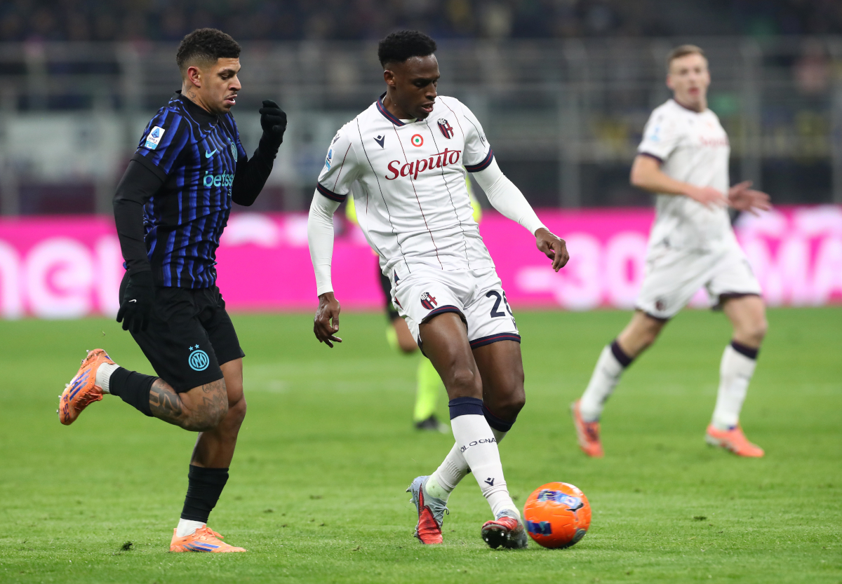 MILAN, ITALY - JANUARY 04: Jhon Lucumi of Bologna is challenged by Luis Henrique of FC Internazionale Milano during the Serie A match between FC Internazionale and Bologna FC 1909 at Giuseppe Meazza Stadium on January 04, 2026 in Milan, Italy. (Photo by Marco Luzzani/Getty Images)
