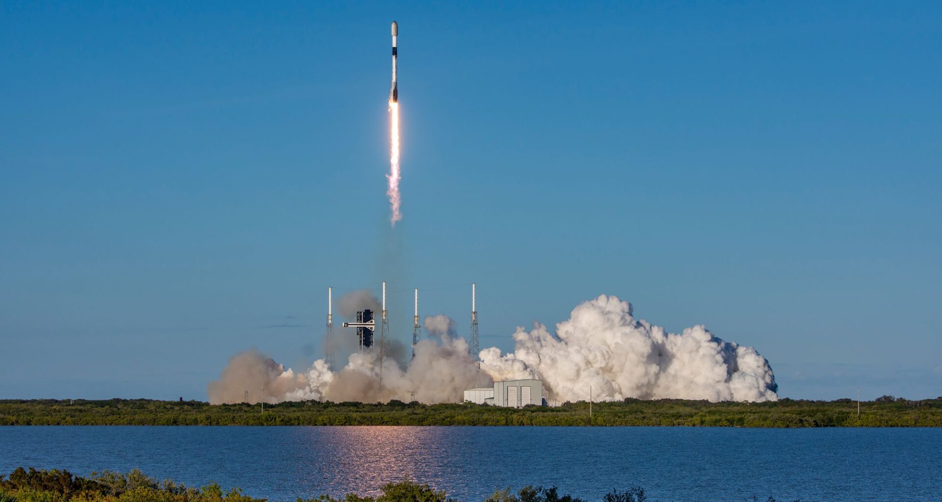 SpaceX launches 29 Starlink satellites on its 3rd mission of 2026 (video)