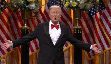 ‘SNL’ Trump Distracts From ICE Killings by Awarding Himself