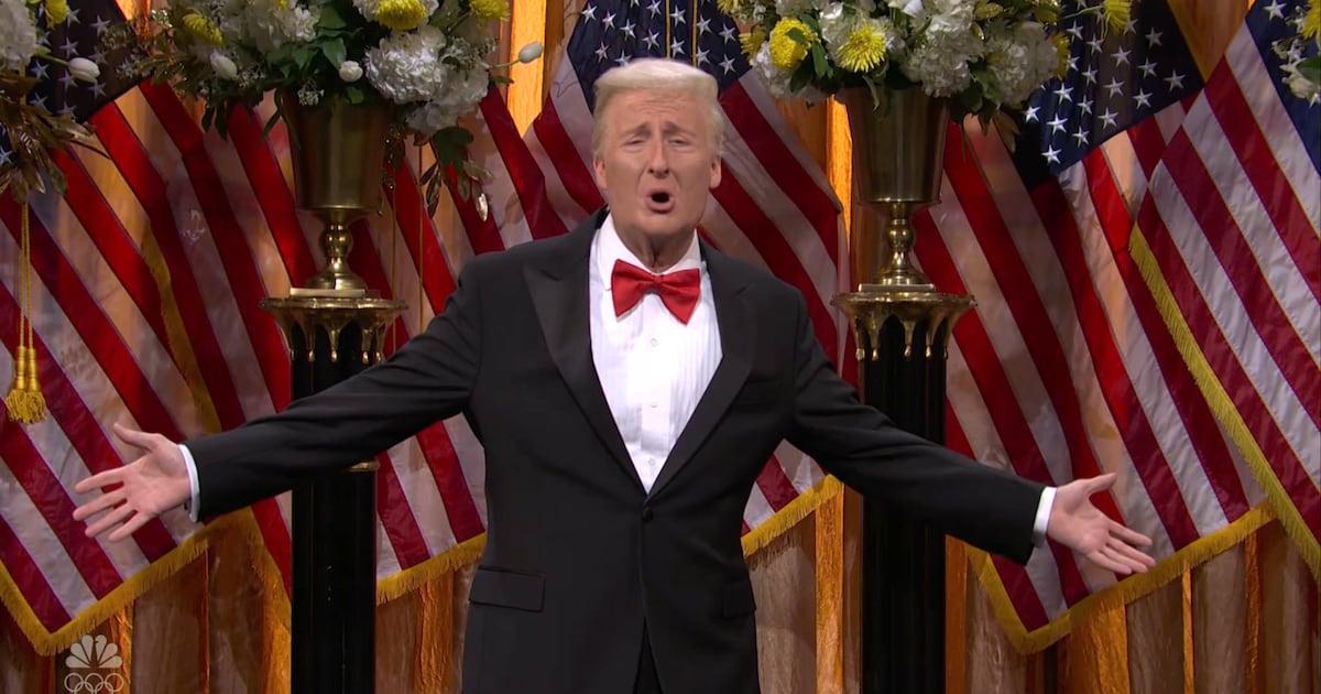 ‘SNL’ Trump Distracts From ICE Killings by Awarding Himself